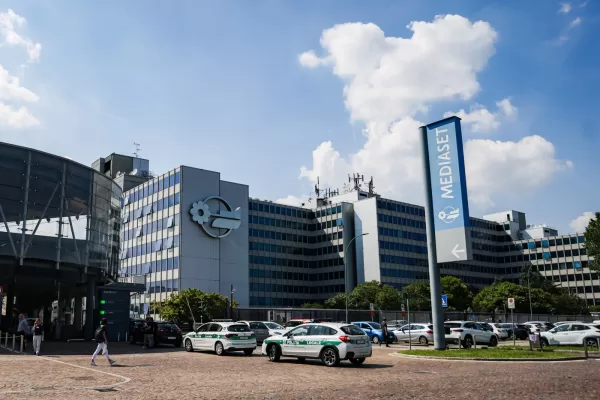 L’umanesimo radicale e il messaggio a reti unificate di Mediaset: continuare a fare epoca in una società da rassicurare L’umanesimo radicale e il messaggio a reti unificate di Mediaset: continuare a fare epoca in una società da rassicurare