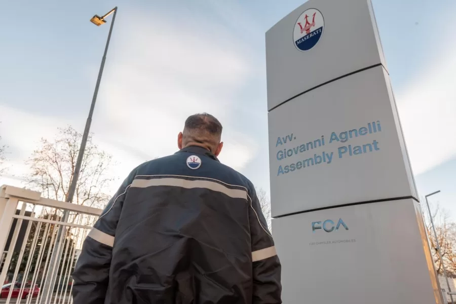 Sei in cassa integrazione, vuoi comprare una Maserati? L’email di Stellantis che irride gli operai. “Non arriviamo a 1200€ al mese”