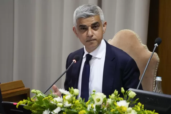 Autobus e linee di trasporto riservate agli ebrei, il doppio scandalo dell’iniziativa del sindaco di Londra Khan Autobus e linee di trasporto riservate agli ebrei, il doppio scandalo dell’iniziativa del sindaco di Londra Khan