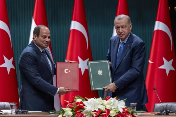 Al-Sisi-Erdoğan, storico incontro dopo 11 anni di ostilità: così Ankara riapre il dialogo dopo primavera araba