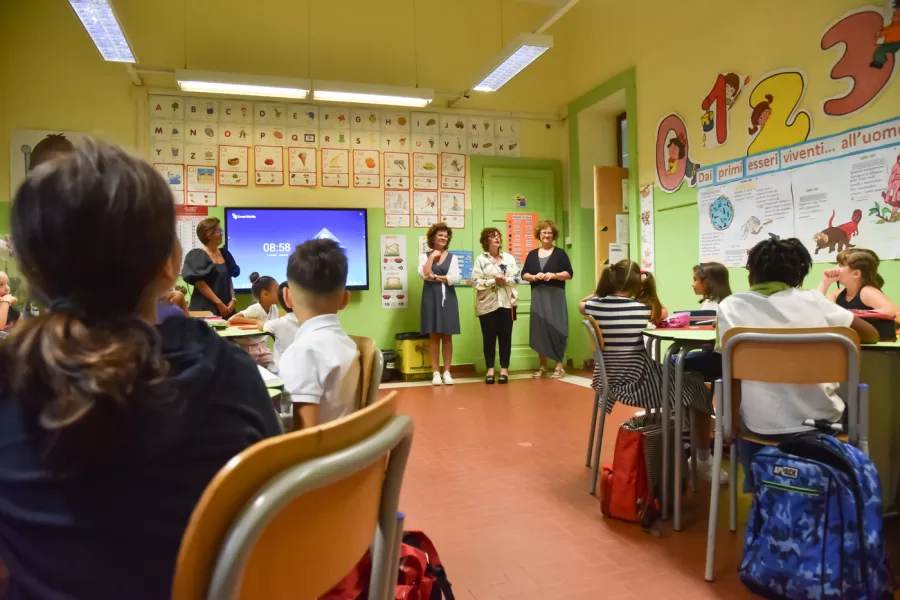 Docenti poco motivati o impreparati, programmi obsoleti e strutture inadeguate: la scuola italiana prende appena la sufficienza