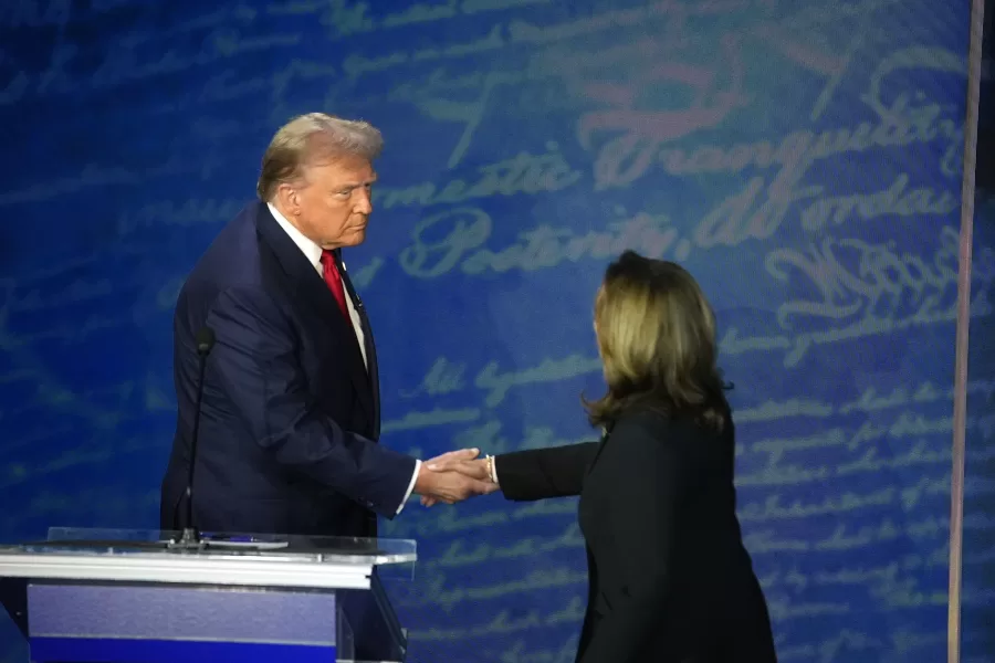 La tattica di Kamala Harris: autentica, calorosa e capace di eludere le domande