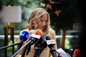 Le vacanze di Giorgia Meloni: “Io sparita? La prossima volta chiedo consiglio a Schlein. Volevo un po’ di privacy, altrimenti avrei fatto il Grande Fratello”