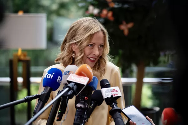 Le vacanze di Giorgia Meloni: “Io sparita? La prossima volta chiedo consiglio a Schlein. Volevo un po’ di privacy, altrimenti avrei fatto il Grande Fratello”