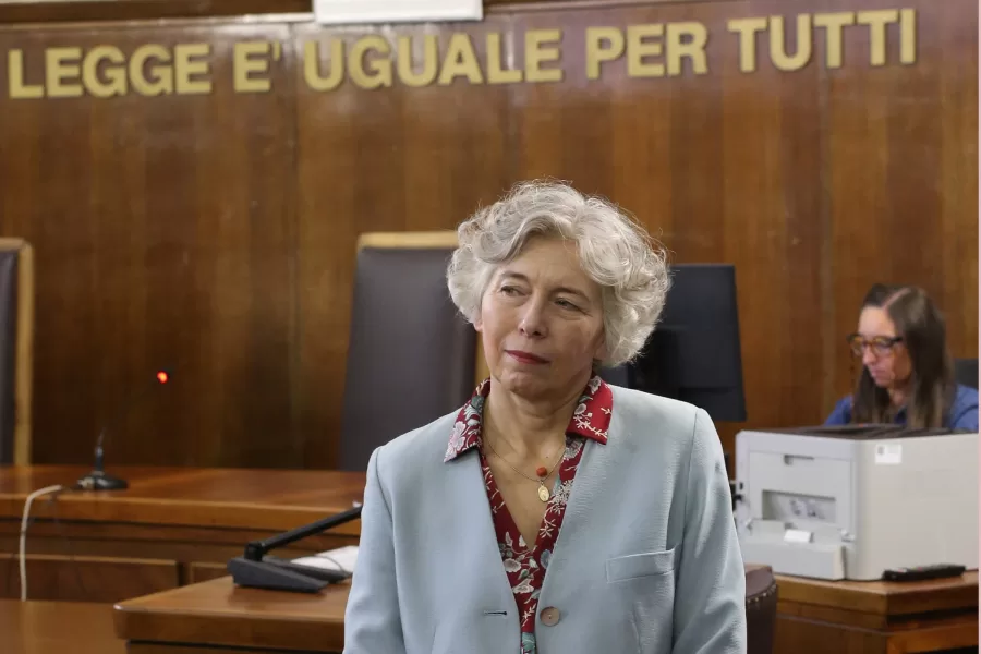Irene Pivetti condannata a quattro anni, dalle tre Ferrari al lavoro in un centro sociale: “Dopo il sequestro è rimasta a piedi”