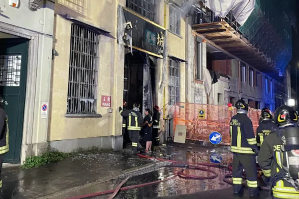 Fiamme nel negozio cinese, morti tre ragazzi che lavoravano e forse vivevano lì: si erano rifugiati in bagno