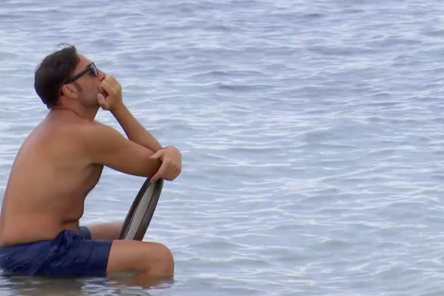 Temptation Island, Valerio in versione pensatore con una sedia in mezzo al mare. Con Diandra ‘un drastico cambiamento’