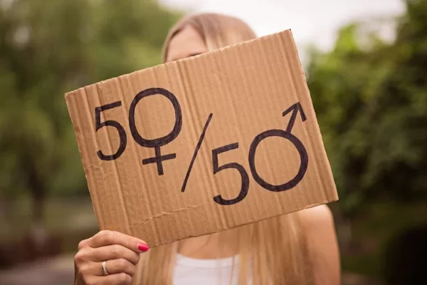 L’inganno delle quote rosa, l’adempimento forzoso per sfondare il “soffitto di cristallo”