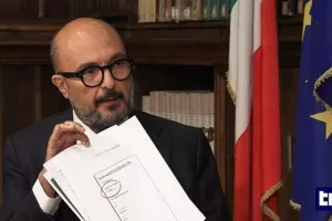 Sangiuliano in procura a Roma scortato dai bodyguard: parla nella doppia veste di indagato e vittima