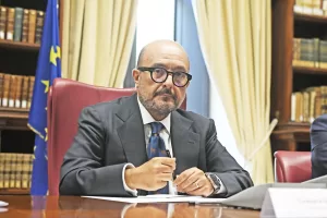 L’incontenibile caso di Sangiuliano, mistero irrisolto della matematica: il ministro ha cercato di mantenere tutto senza sacrificare niente