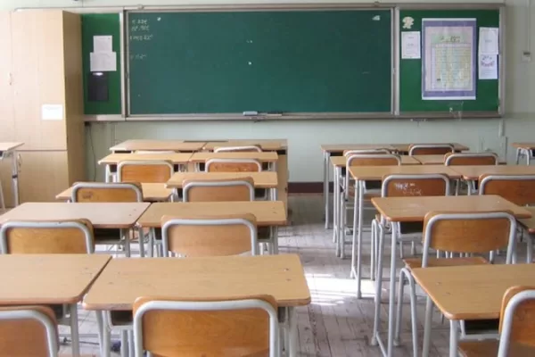 Professoressa picchiata da genitori, la saletta del sesso nella scuola media: video, effusioni e lezioni pratiche ai suoi alunni