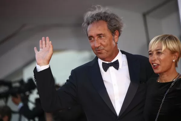 Chi è Daniela D’Antonio, “guida” di Sorrentino: la tragedia dei genitori e l’introverso Paolo salvato da Maradona e dalla moglie Chi è Daniela D’Antonio, “guida” di Sorrentino: la tragedia dei genitori e l’introverso Paolo salvato da Maradona e dalla moglie