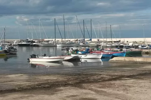Bari, 19enne picchiato e gettato in mare con le mani legate: salvato da pescatore, era in ipotermia Bari, 19enne picchiato e gettato in mare con le mani legate: salvato da pescatore, era in ipotermia