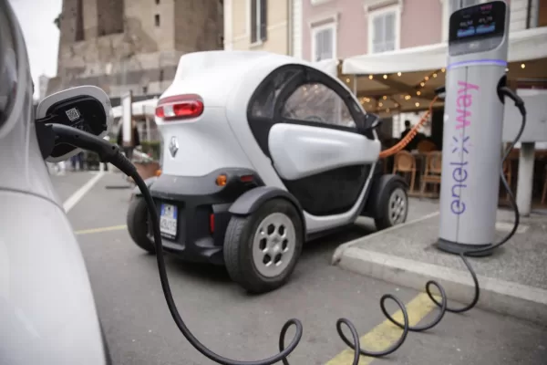 Auto elettriche, il dazio sui motori cinesi divide l’Europa. Spetta alla Commissione superare lo stallo