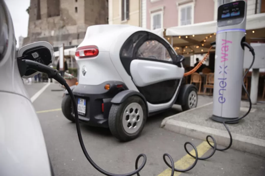 Auto elettriche, il dazio sui motori cinesi divide l’Europa. Spetta alla Commissione superare lo stallo