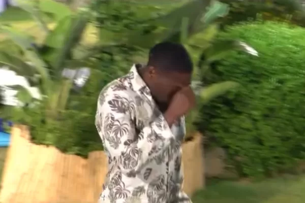 Alfred va al falò con Anna dopo averla tradita e si fa il segno della croce: l’ultimo momento a Temptation Island Alfred va al falò con Anna dopo averla tradita e si fa il segno della croce: l’ultimo momento a Temptation Island