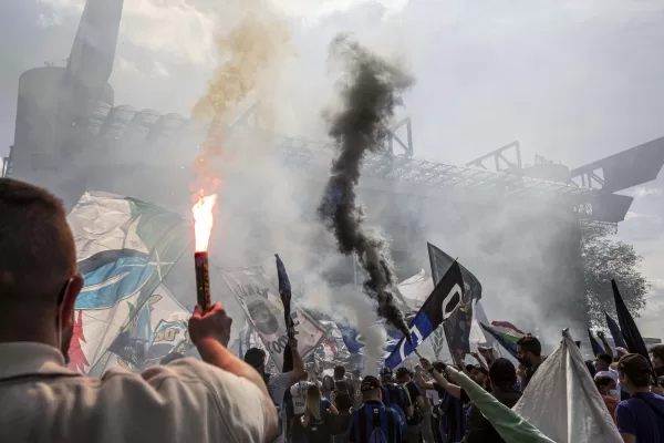 Cosa rischiano Milan e Inter per aver obbedito agli ultrà: il rischio commissariamento ma nessuna penalizzazione Cosa rischiano Milan e Inter per aver obbedito agli ultrà: il rischio commissariamento ma nessuna penalizzazione