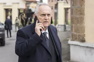 Lotito e le pressioni ultras: “Ho negato biglietti gratis e trasferte pagate, ma vivo sotto scorta. A Diabolik dissi che stavo dalla parte delle guardie” Lotito e le pressioni ultras: “Ho negato biglietti gratis e trasferte pagate, ma vivo sotto scorta. A Diabolik dissi che stavo dalla parte delle guardie”