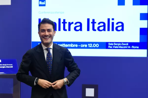 Rai, l’ultima volta di “L’altra Italia”. Antonino Monteleone saluta con l’1% di share. Quei 180mila euro a puntata andati in fumo Rai, l’ultima volta di “L’altra Italia”. Antonino Monteleone saluta con l’1% di share. Quei 180mila euro a puntata andati in fumo