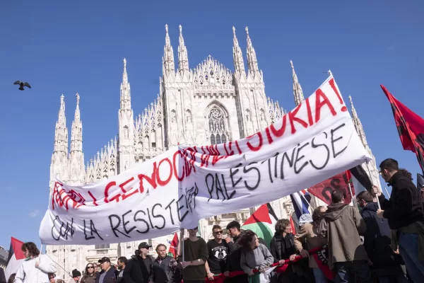 Piazza Duomo. In occasione della manifestazione per la giornata della liberazione, scontri e tensioni con la polizia. – Cronaca – Milano, Italia – Giovedì 25 Aprile 2024
(Foto Alessandro Cimma/Lapresse)
Cathedral Square. At liberation day demonstration, clashes and tensions with police. – Chronicle – Milan, Italy – Thursday, April 25, 2024
(Photo Alessandro Cimma/Lapresse)
Si genera un corteo pro palestina non autorizzato verso cadorna Piazza Duomo. In occasione della manifestazione per la giornata della liberazione, scontri e tensioni con la polizia. – Cronaca – Milano, Italia – Giovedì 25 Aprile 2024
(Foto Alessandro Cimma/Lapresse)
Cathedral Square. At liberation day demonstration, clashes and tensions with police. – Chronicle – Milan, Italy – Thursday, April 25, 2024
(Photo Alessandro Cimma/Lapresse)
Si genera un corteo pro palestina non autorizzato verso cadorna