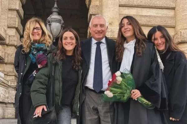 Piero Marrazzo e le figlie Giulia, Diletta e Chiara. “Mi hanno insegnato che un padre può essere perdonato anche se non è riuscito a proteggerle” Piero Marrazzo e le figlie Giulia, Diletta e Chiara. “Mi hanno insegnato che un padre può essere perdonato anche se non è riuscito a proteggerle”