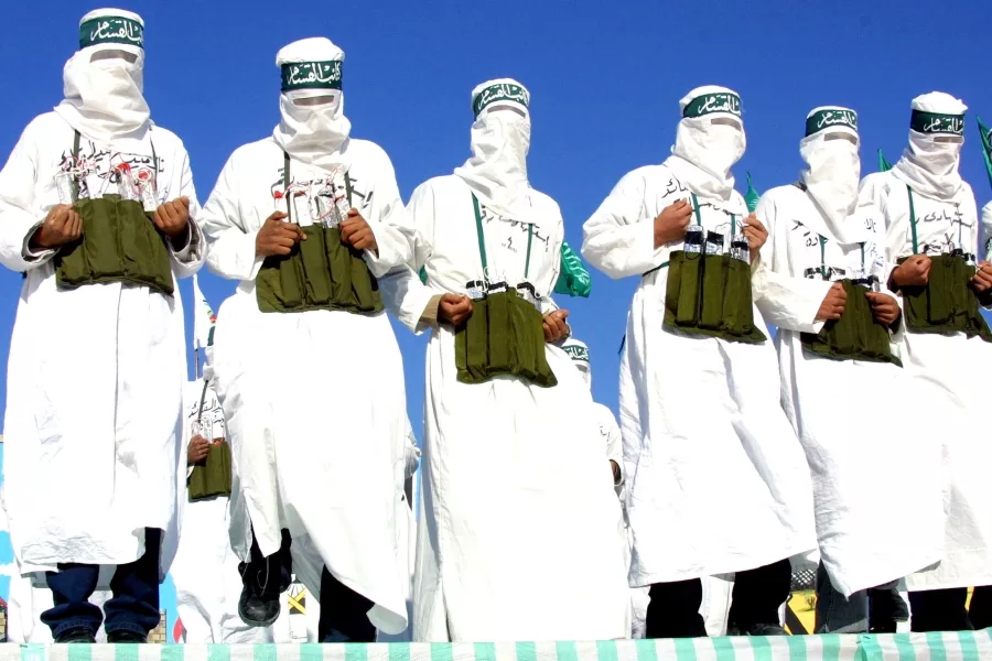 ©LAPRESSE
13-12-2002 KHAN YOUNIS, STRISCIA DI GAZA, GAZA
ESTERO
QUINDICESIMO ANNIVERSARIO DELLA FONDAZIONE DEL GRUPPO MILITANTE ISLAMICO HAMAS.
ALLA MANIFESTAZIONE, CHE SI E’ TENUTA NEL CAMPO PROFUGHI, HANNO PARTECIPATO PIU’ DI 30.000 PERSONE.
NELLA FOTO: HAMAS MASCHERATI VESTITI DA ATTENTATORI SUICIDA SIMULANO I KAMIKAZE