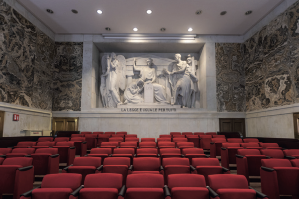 Quei microfoni rimasti accesi dopo il processo Berlusconi. Tra carote e bastoni