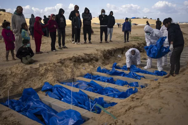 Palestinians bury the bodies of people who were killed in fighting with Israel and returned to Gaza by the Israeli military, during a mass funeral in Rafah, Gaza Strip, Tuesday, Jan. 30, 2024. (AP Photo/Fatima Shbair)
Associated Press/LaPresse
Only Italy and Spain Palestinians bury the bodies of people who were killed in fighting with Israel and returned to Gaza by the Israeli military, during a mass funeral in Rafah, Gaza Strip, Tuesday, Jan. 30, 2024. (AP Photo/Fatima Shbair)
Associated Press/LaPresse
Only Italy and Spain