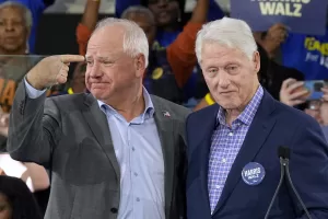 Democratic vice presidential nominee Minnesota Gov. Tim Walz appears with former President Bill Clinton at a campaign rally in Durham, N.C., Thursday, Oct. 17, 2024. (AP Photo/Steve Helber)

Associated Press/LaPresse