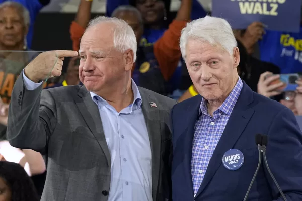 Democratic vice presidential nominee Minnesota Gov. Tim Walz appears with former President Bill Clinton at a campaign rally in Durham, N.C., Thursday, Oct. 17, 2024. (AP Photo/Steve Helber)

Associated Press/LaPresse