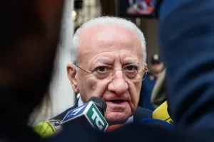Regionali Campania, De Luca: “Fico? Se il buongiorno si vede dal mattino… Buonanotte. I candidati? Qui si fa il gioco delle tre carte”