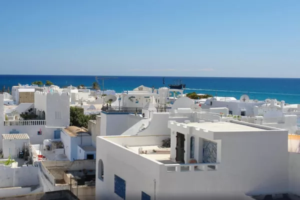 Chi sono i due ex agenti segreti avvelenati in Tunisia, uno è morto, l’altro è grave: pensione, nuova vita e cena con giallo