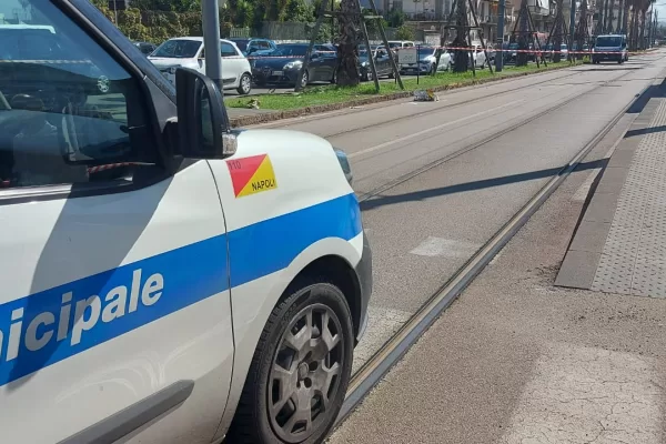 Accompagna i figli a scuola e muore, mamma travolta sulle strisce pedonali e in corsia preferenziale: 22enne sotto choc Accompagna i figli a scuola e muore, mamma travolta sulle strisce pedonali e in corsia preferenziale: 22enne sotto choc