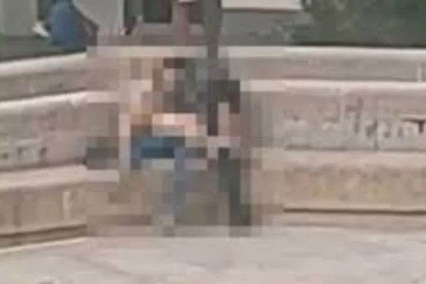 Sesso al Centro Direzionale di Napoli, agente riconosce coppia senza fissa dimora. Polemiche su degrado: si gira video e non si chiama polizia Sesso al Centro Direzionale di Napoli, agente riconosce coppia senza fissa dimora. Polemiche su degrado: si gira video e non si chiama polizia