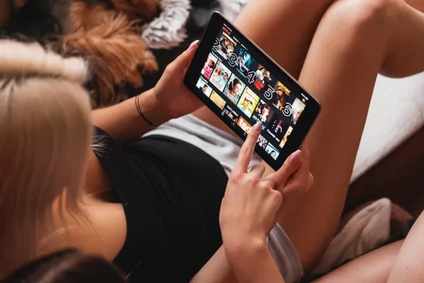 Inganno: la serie “hot” di Netflix di cui tutti parlano Inganno: la serie “hot” di Netflix di cui tutti parlano