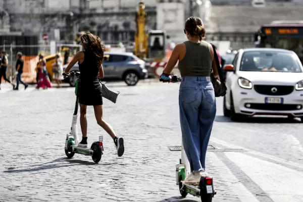 Monopattini, la crescita non si ferma: 200 milioni di corse nel 2024, Lime arriva in 20 nuove città