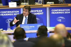Commissione Ue, il Fitto meno patriota balla lo stesso: il Pd come al solito si spacca, von der Leyen tra “barbari’ e il fortino della sinistra Commissione Ue, il Fitto meno patriota balla lo stesso: il Pd come al solito si spacca, von der Leyen tra “barbari’ e il fortino della sinistra