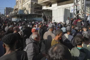 Gaza, Hamas dietro carestia e prezzi impazziti: così guadagna sulla fame dei palestinesi Gaza, Hamas dietro carestia e prezzi impazziti: così guadagna sulla fame dei palestinesi