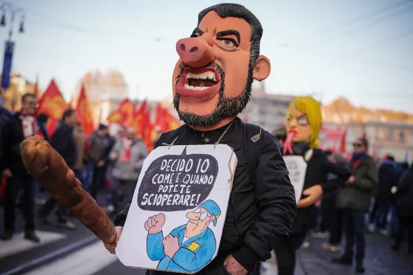 Sciopero generale, mezzo milione di lavoratori in piazza contro il governo. Landini: “Adesione al 70%, rivoltiamo il Paese”