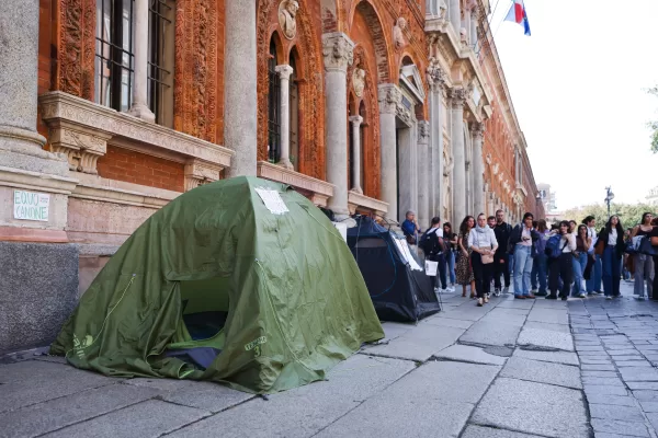 Milano, almeno il 40% dello stipendio se ne va per la casa. Stanzione: “Gap col costo della vita troppo alto. Un neo-laureato all’estero prende 1.000 euro in più al mese”