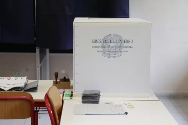 Elezioni Umbria ed Emilia-Romagna, affluenza a picco. Calenda: “Serve un solo Election Day annuale per tutte le amministrative”