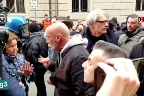 Casapound ministro dell’Interno per un giorno: a Bologna dà ordini alla polizia nella manifestazione che dribbla la Prefettura Casapound ministro dell’Interno per un giorno: a Bologna dà ordini alla polizia nella manifestazione che dribbla la Prefettura