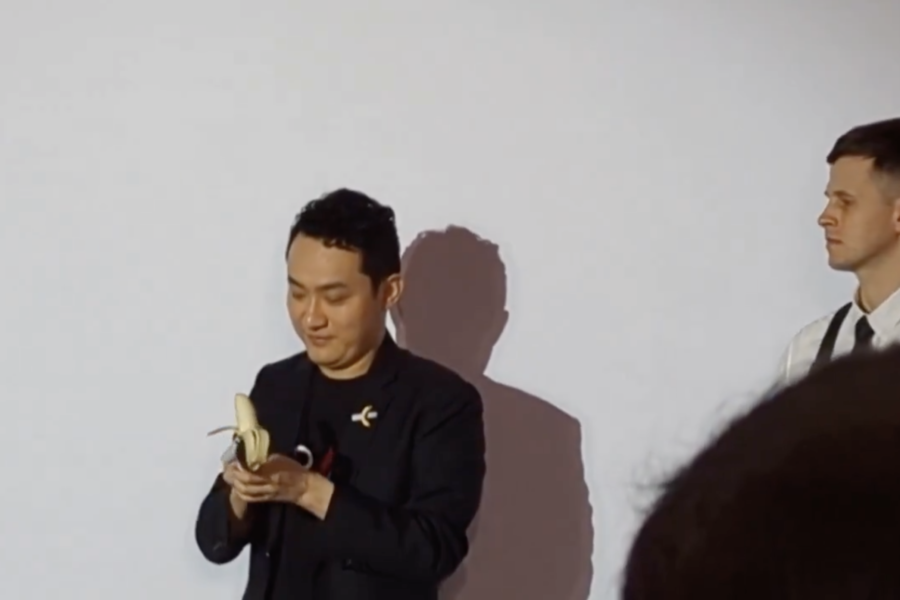 Il collezionista Justin Sun mangia la banana di Cattelan dopo averla pagata 6 milioni: “Molto più gustosa delle altre”