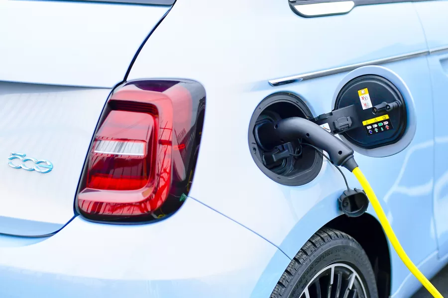 Le auto elettriche restano un lusso: perché insistere e perché rincorrere il Green Deal. Le risposte in Commissione UE