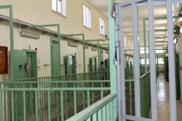 Blitz nel carcere di Trapani, 11 poliziotti arrestati e 14 sospesi per torture e abuso d’autorità: video inchiodano agenti picchiatori