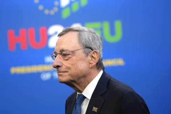 Summit di Budapest, l’Europa nella tana del lupo pende dalle labbra di Draghi. I due lati della vittoria di Trump Summit di Budapest, l’Europa nella tana del lupo pende dalle labbra di Draghi. I due lati della vittoria di Trump