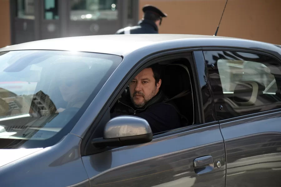 Il misterioso fascino repressivo del codice della strada, il caos droghe e la bandiera populista di Salvini