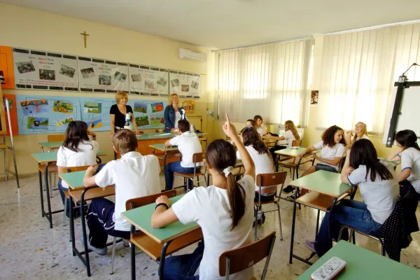 Scuola, tetto massimo a 20 studenti per aula: la proposta di legge popolare contro le classi pollaio