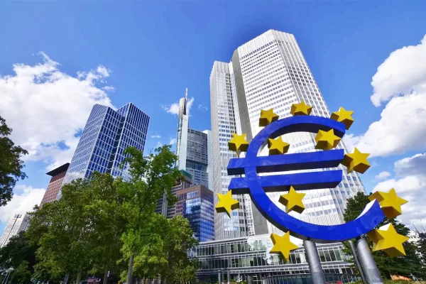 L’Occidente in panne e la politica monetaria ibrida come soluzione: dal controllo dell’inflazione alla scommessa su Difesa ed energia