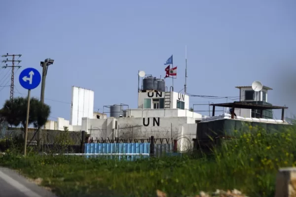 Quattro italiani feriti in Libano, base Unifil attaccata. Crosetto: “Resteremo ma basta usarci come scudo”